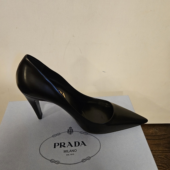 PRADA CALZARURE DONNA “SPAZZOLATO” PUMP Size 38.5 $1200 NIB Black - Picture 3 of 7